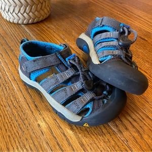 Boys Keen H2 Newport Sandal in blue/gray/black Size 11